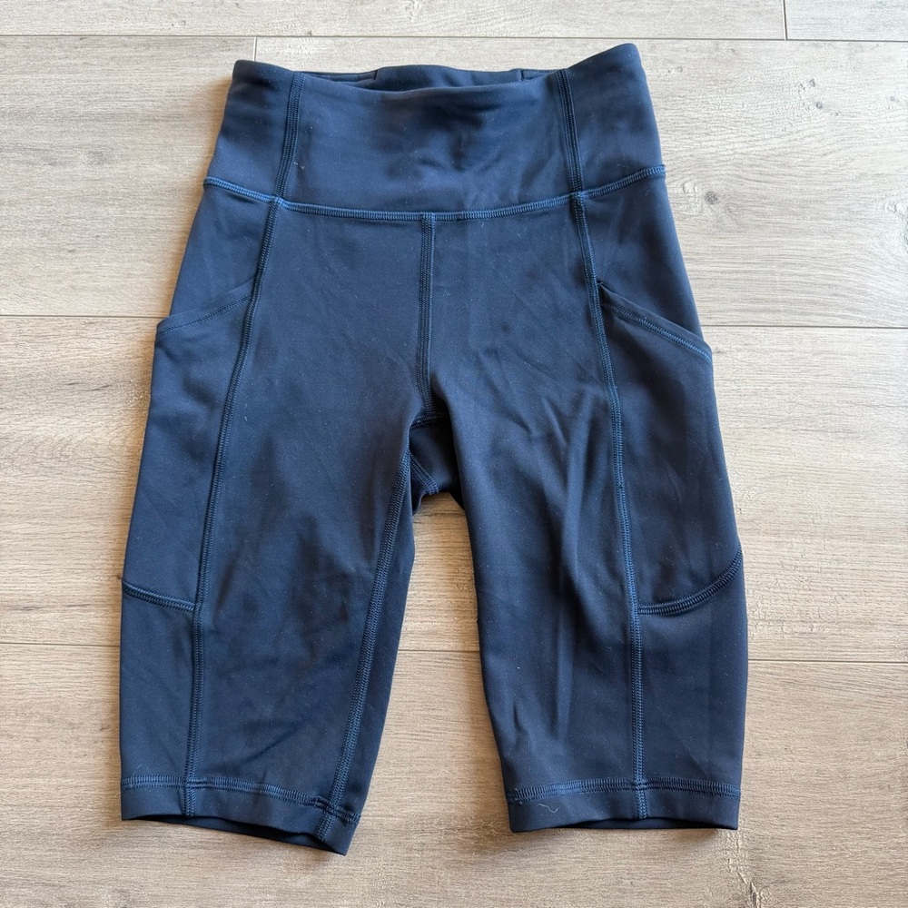Lululemon Invigorate High-Rise Short 10" - navy blue - size 2